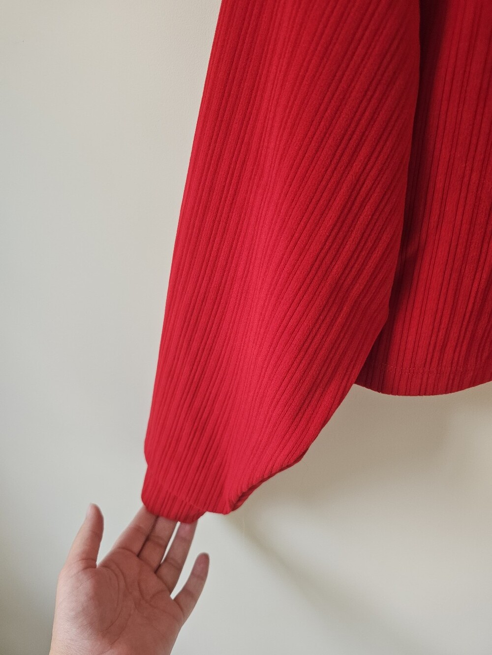 NWT Beyond Yoga Breathe Easy Ribbed Cropped Hoodie in Holly Red - Picture 9 of 9